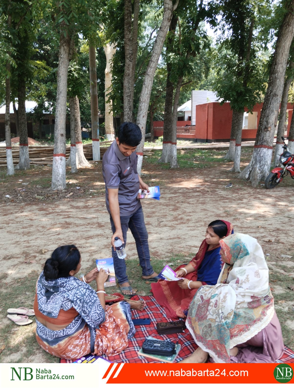 এসএসসি পরীক্ষার্থী ও অভিভাবকদের মাঝে খাবার পানি বিতরণ করে প্রশংসা কুরিয়েছে নয়ন খান