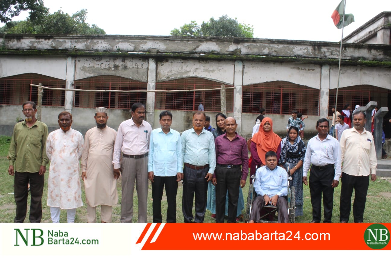 ৩১ বছরের শিক্ষকতা শেষে বিদায় নিলেন সহকারী শিক্ষক মনোজিৎ মজুমদার