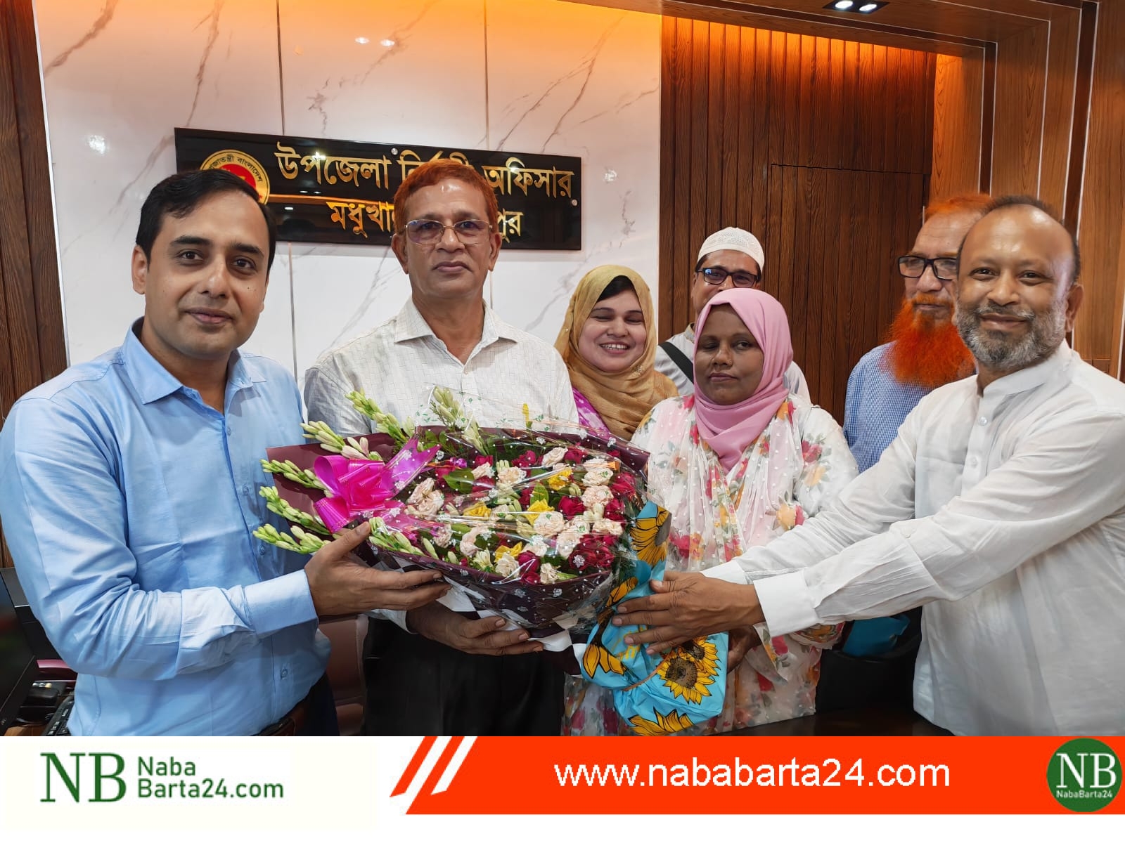 মধুখালীতে নবাগত ইউএনও এর সাথে উপজেলা দুর্নীতি প্রতিরোধ কমিটির ফুলের শুভেচ্ছা বিনিময়